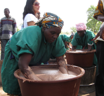 Africké ženy vyrábějící bambucké máslo