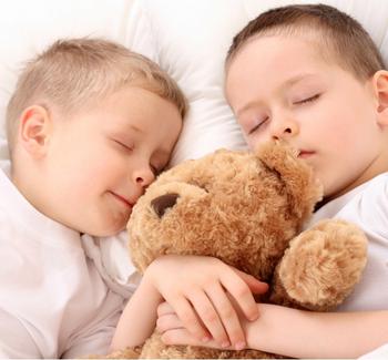 Spící děti s medvídkem