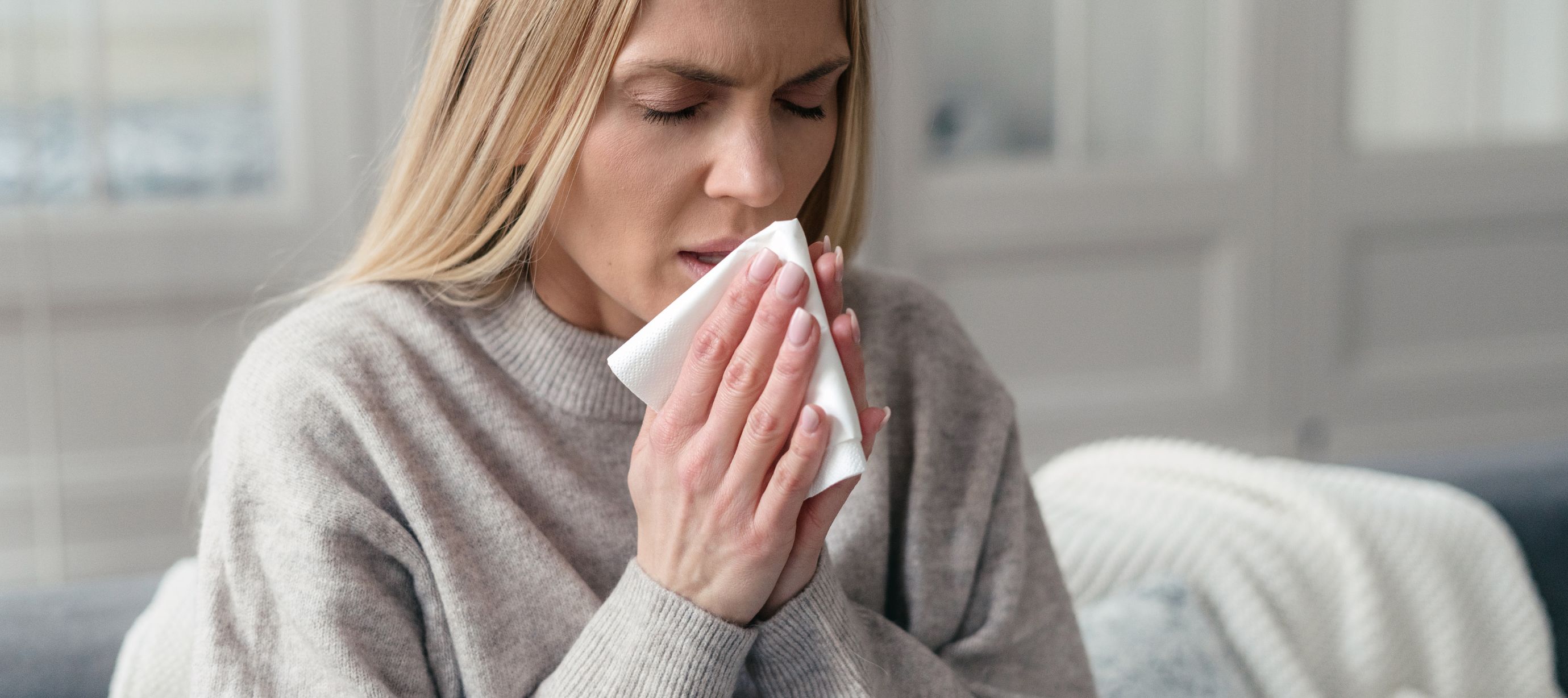 Žena smrká do kapesníku