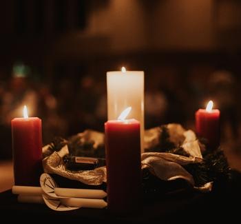 Hořící svíce na adventním věnci