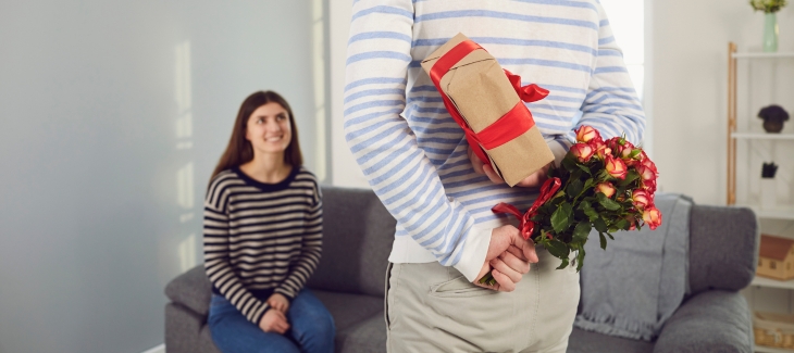 Muž předává žene květinu