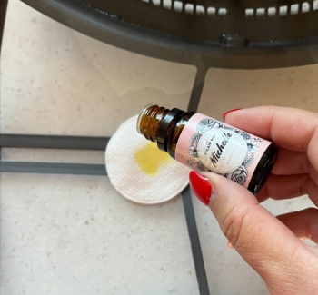 Aplikace parfémového oleje na kosmetický tampón