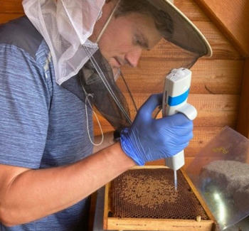 Včelař ošetřující včely