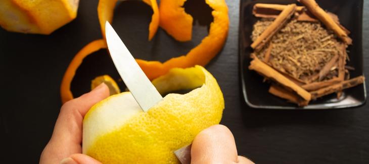 Okrajování citronové kůry nožem