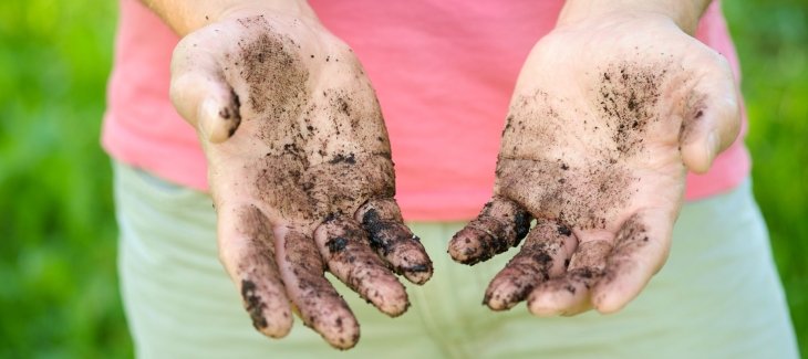 špinavé ruce od hlíny