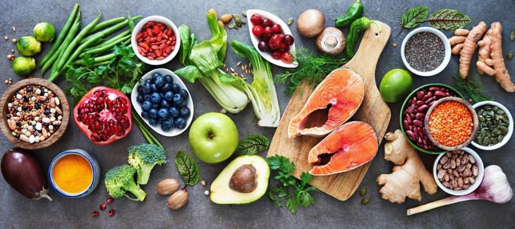 Potraviny známé vysokým obsahem antioxidantů a vhodné pro zdravý životní styl - borůvky, avokádo, losos, luštěniny, semínka, ořechy, brokolice, kurkuma. 