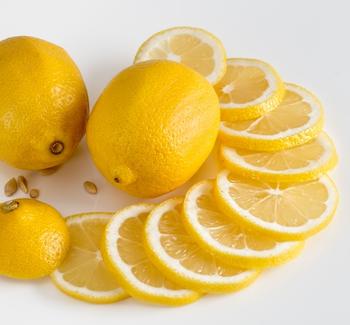 Plátky a celý plod citronu. 