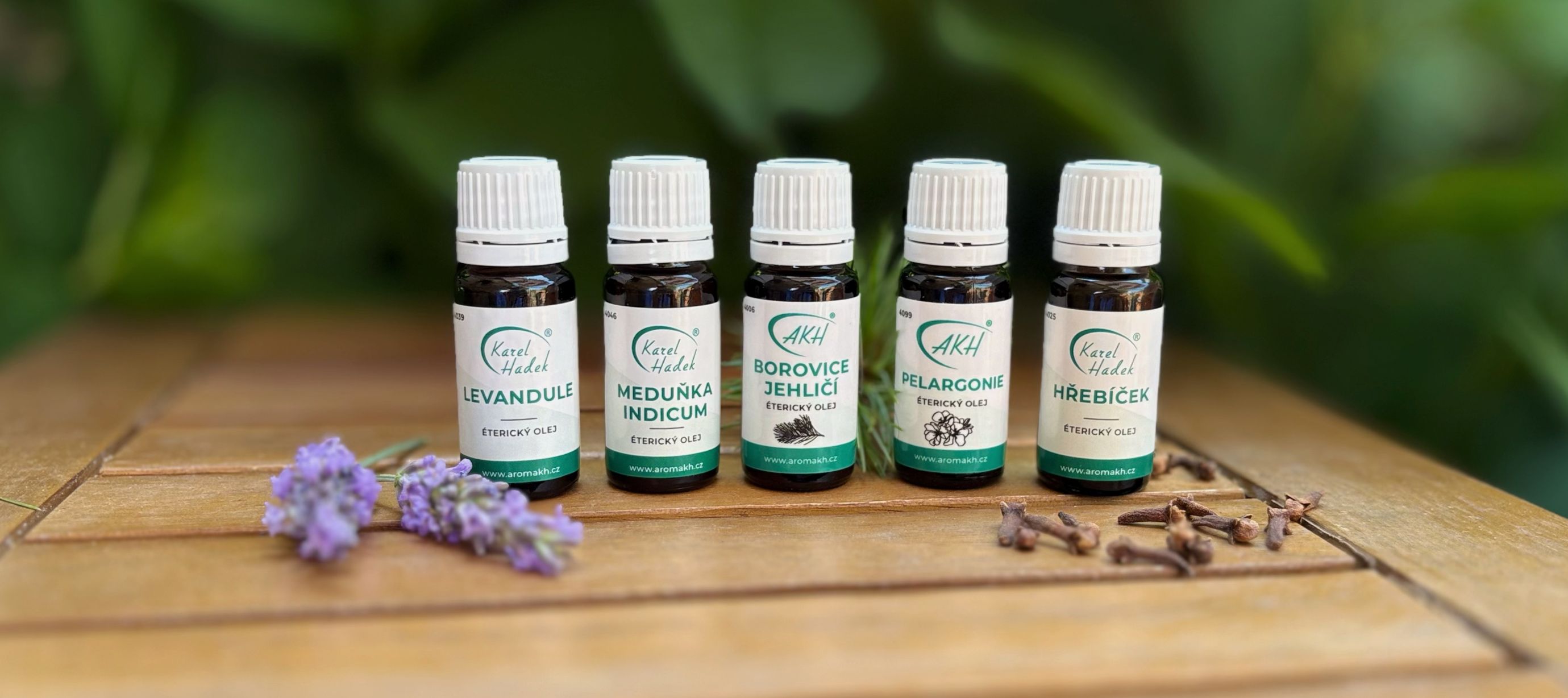 Esenciální olej z levandule,meduňky indicum, borovicového jehličí, pelargonie a hřebíčku od AKH cosmetics