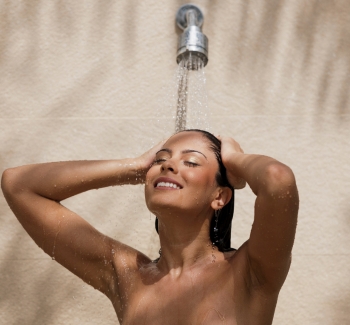 Sprchující se žena. 