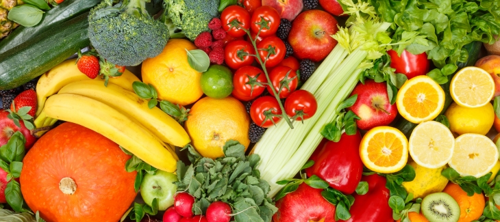 Zelenina a ovoce červené, žluté a zelené barvy. 