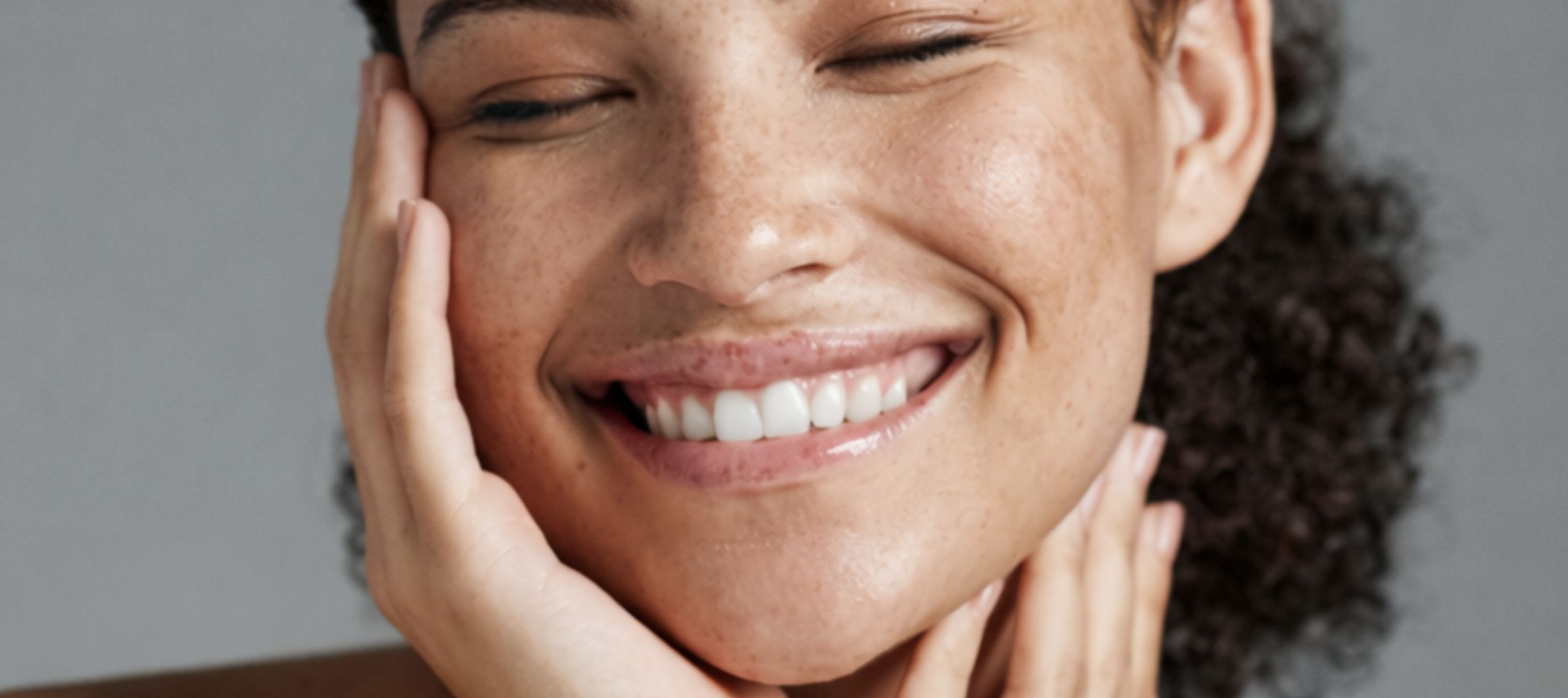 Žena si hladí tvář