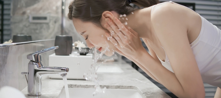 Žena myjící si obličej. 