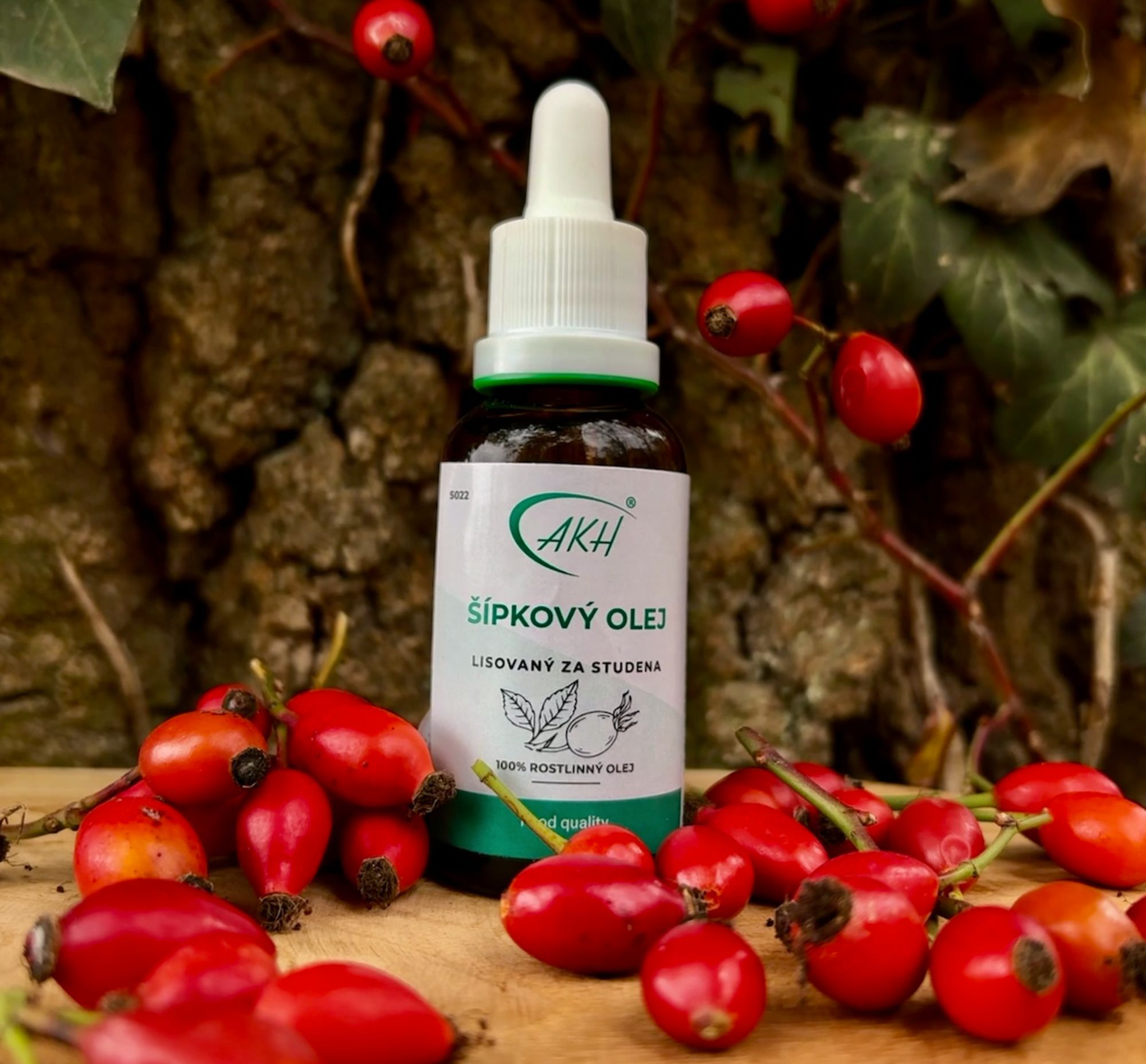 Šípkový olej v hnědé skleněné lahvičce s kapátkem