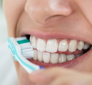 Čištění zubů zubním kartáčkem