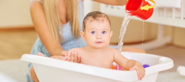 Koupající se dítě ve vaničce