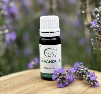 Esenciální olej Levandule od  AKH cosmetics a květy levandule
