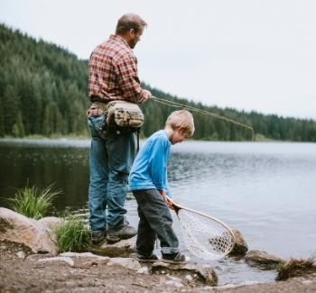 Otec se synem na rybách
