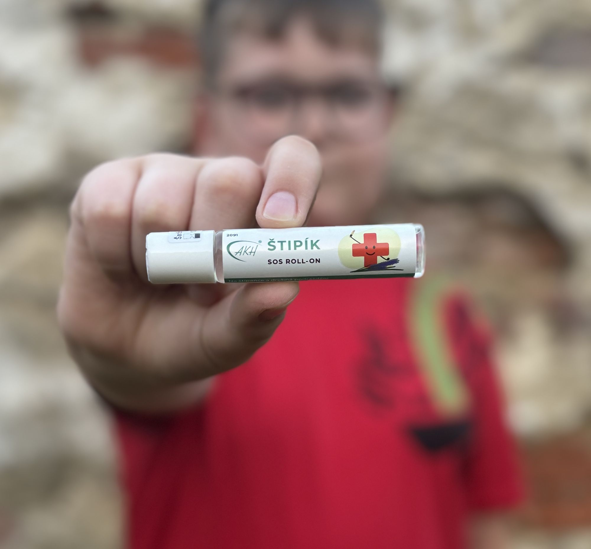 Chlapec drží v ruce přípravek štipík