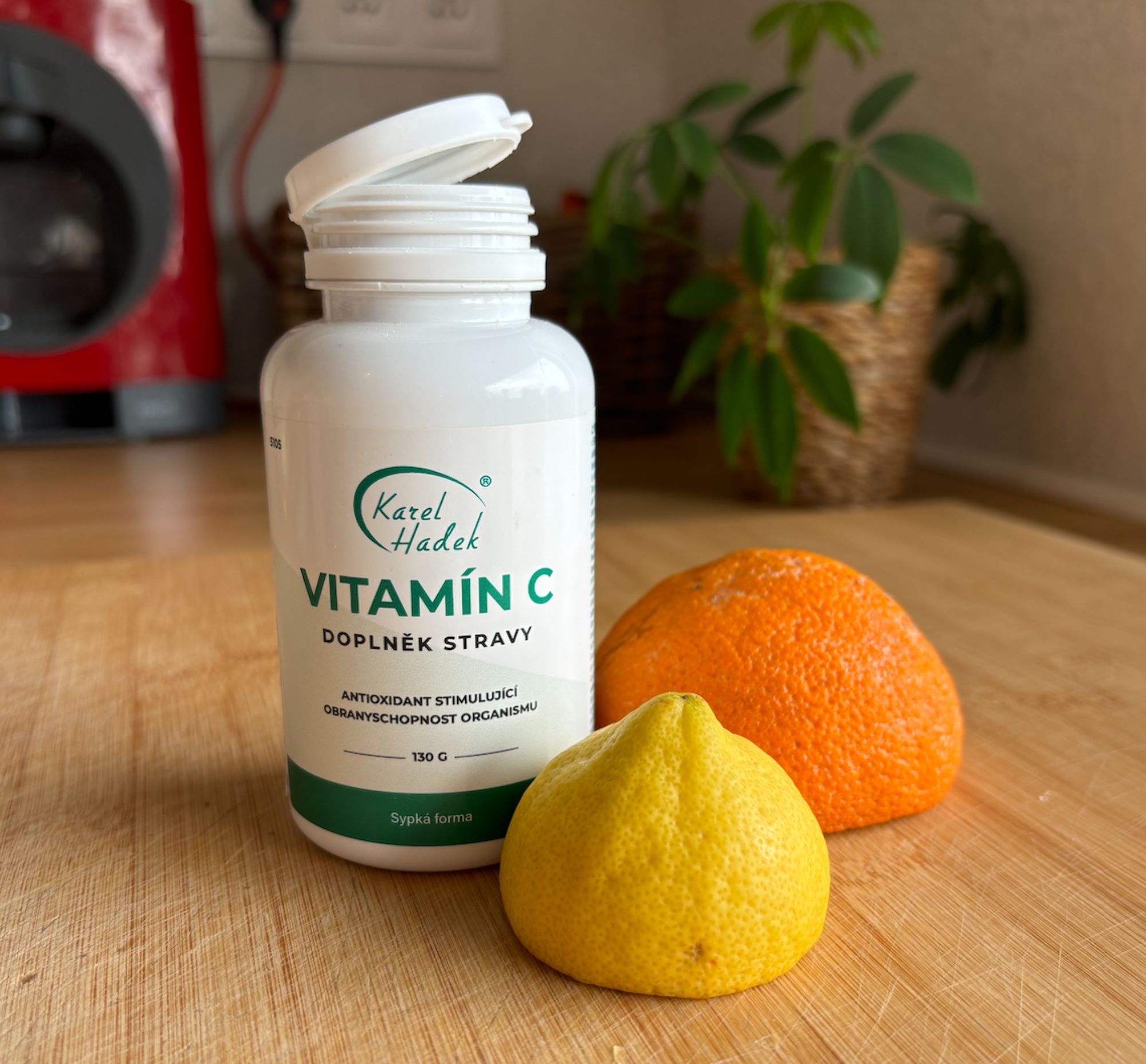 Vitamín C v prášku a vedle ležící pomeranč a citron