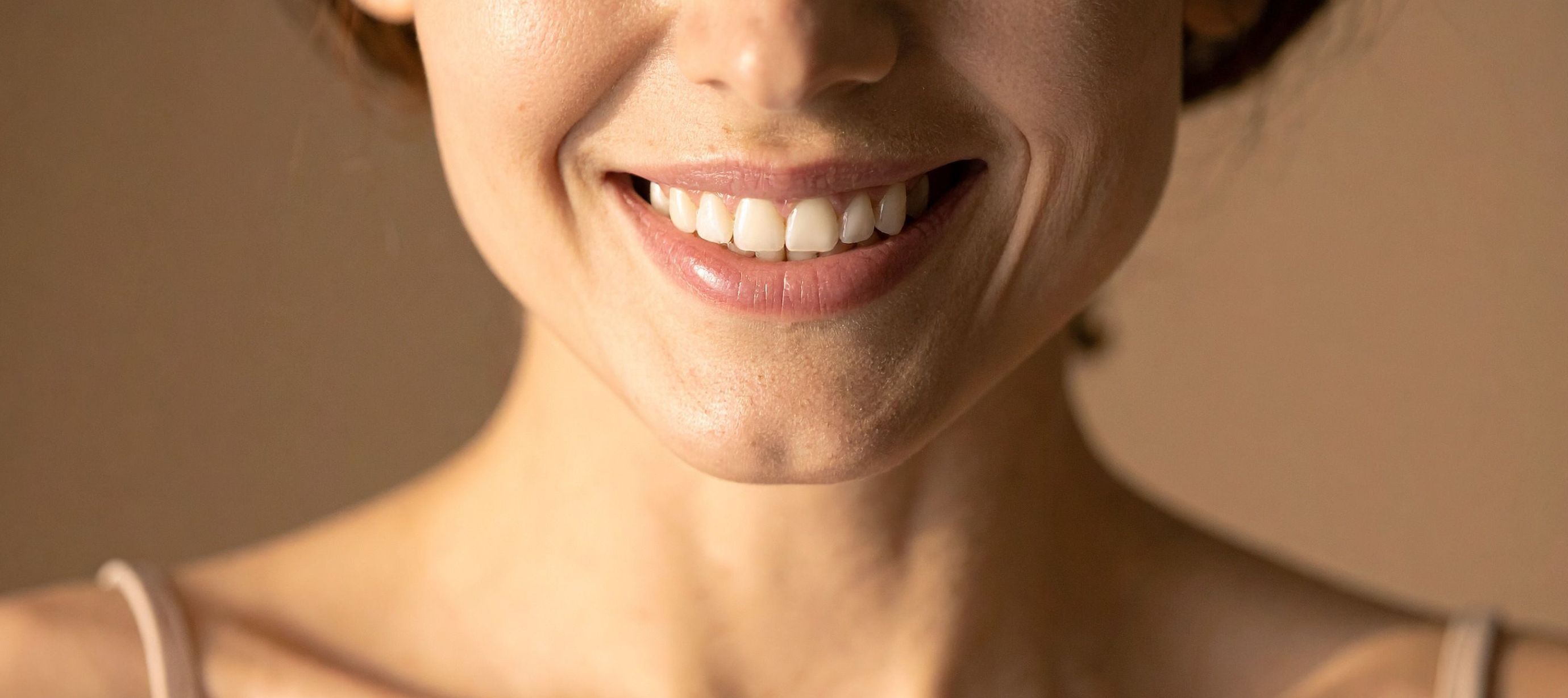 žena se usmívá a jsou ji vidět zuby