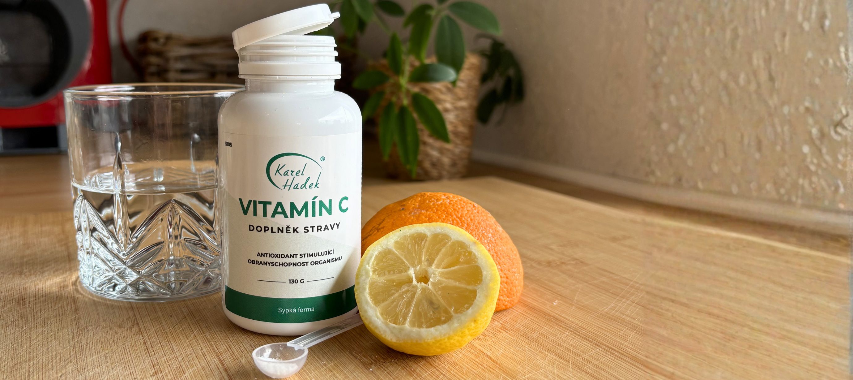 Vitamín C a sklenice vody