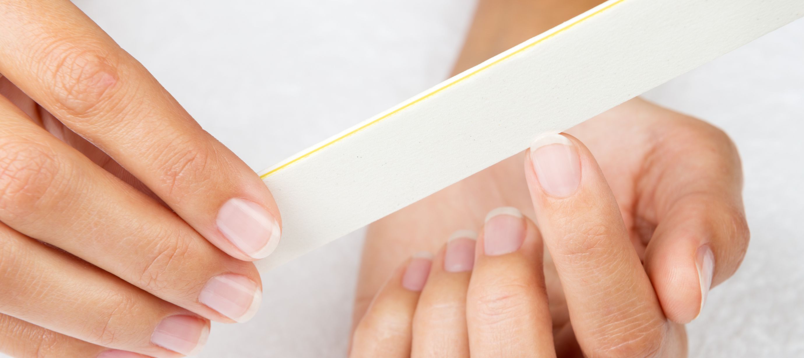 Pilování nehtu pilníkem