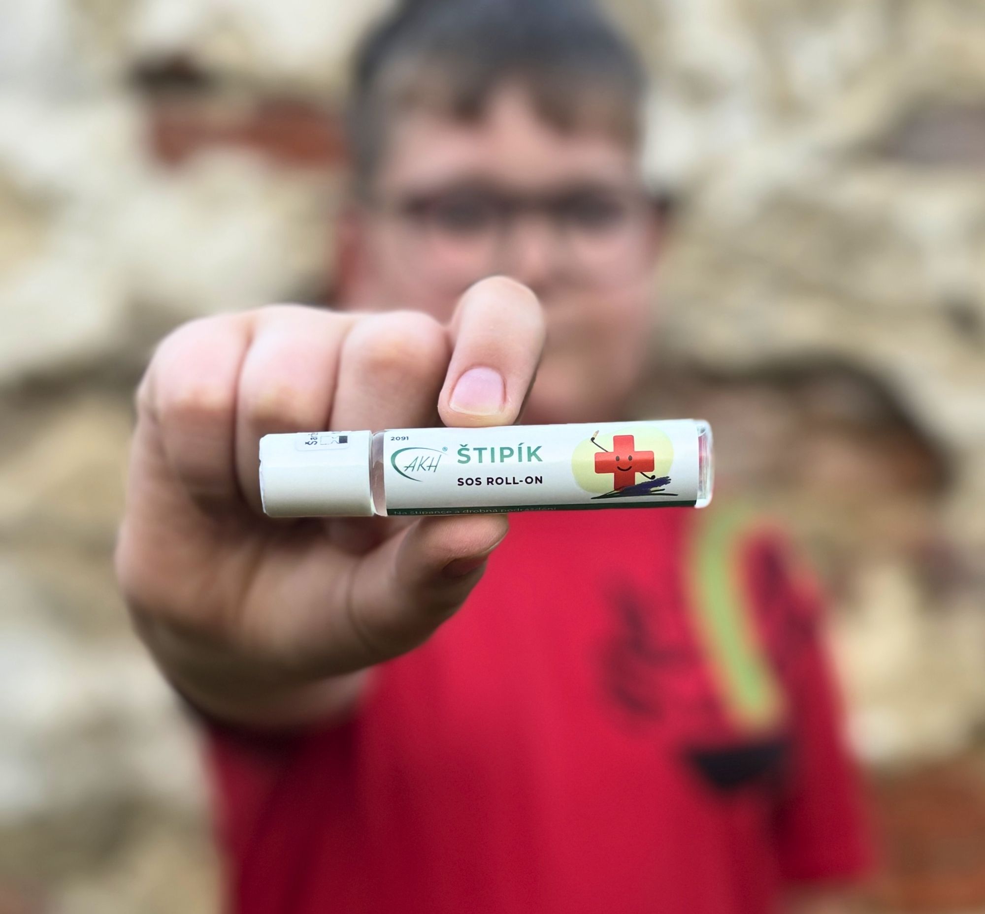 Chlapec drží v ruce přípravek Štipík
