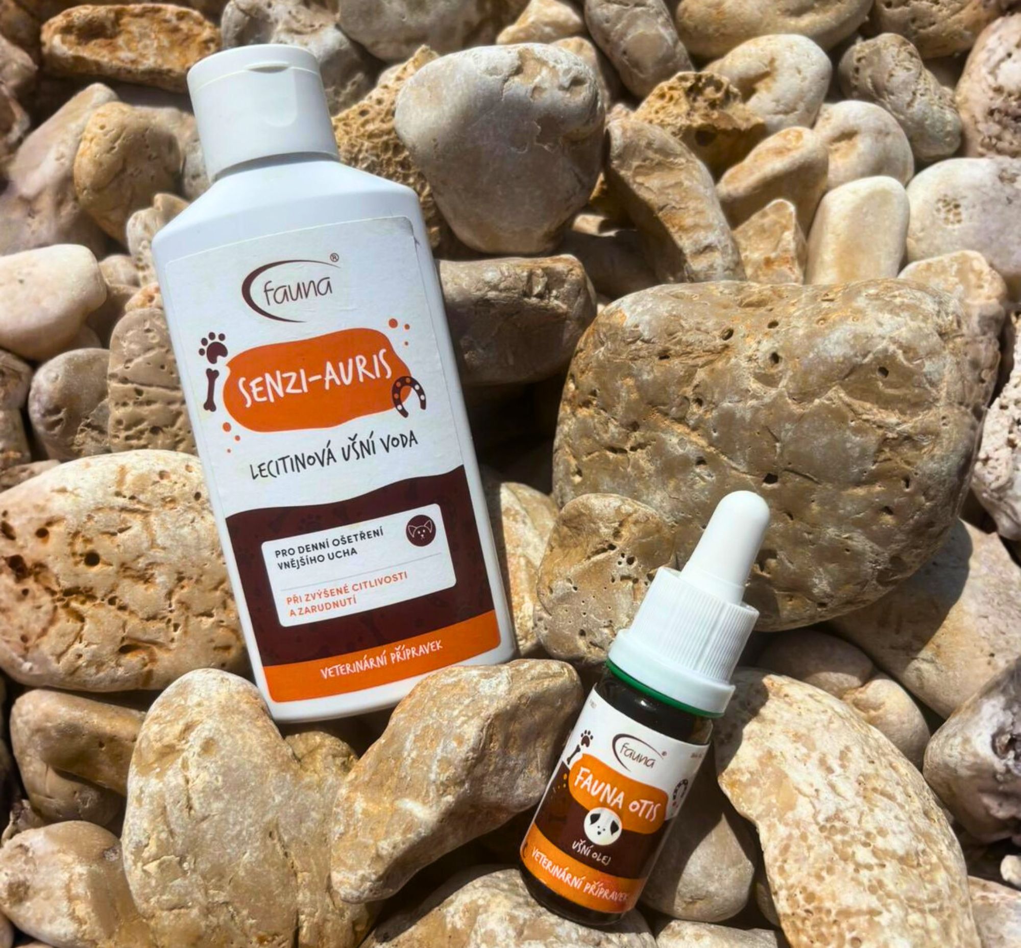 Produkt SENI-AURIS a FAUNA OTIS ležící v kamení.