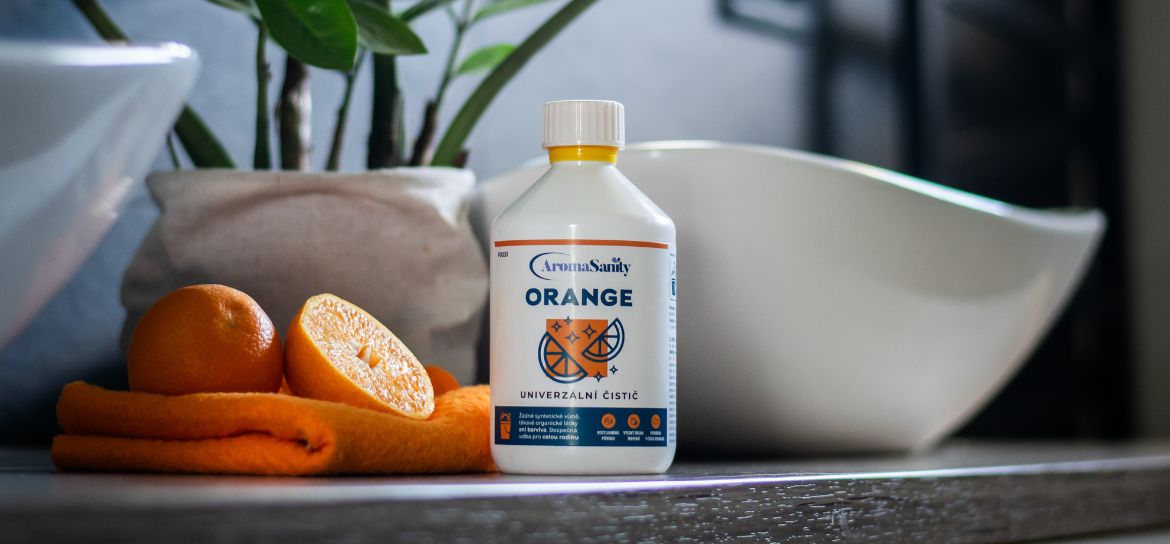 Univerzální čistič ORANGE ležící vedle umyvadla v koupelně.