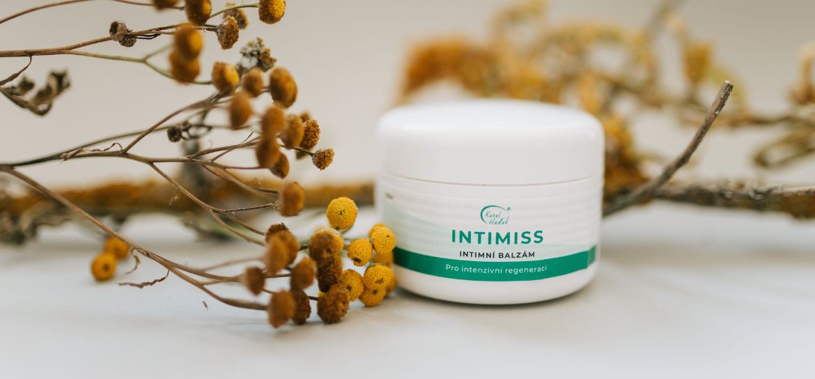 Intimní balzám INTIMISS položený vedle žluté květiny.