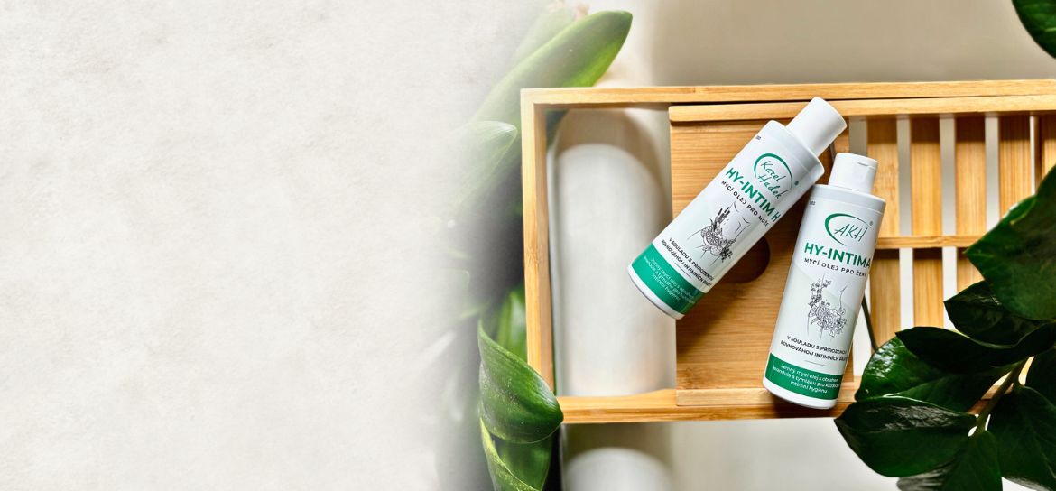 Intimní mycí olej HY-INTIMA pro ženy a Intimní mycí olej HY-INTIM H pro muže položené na vaně.