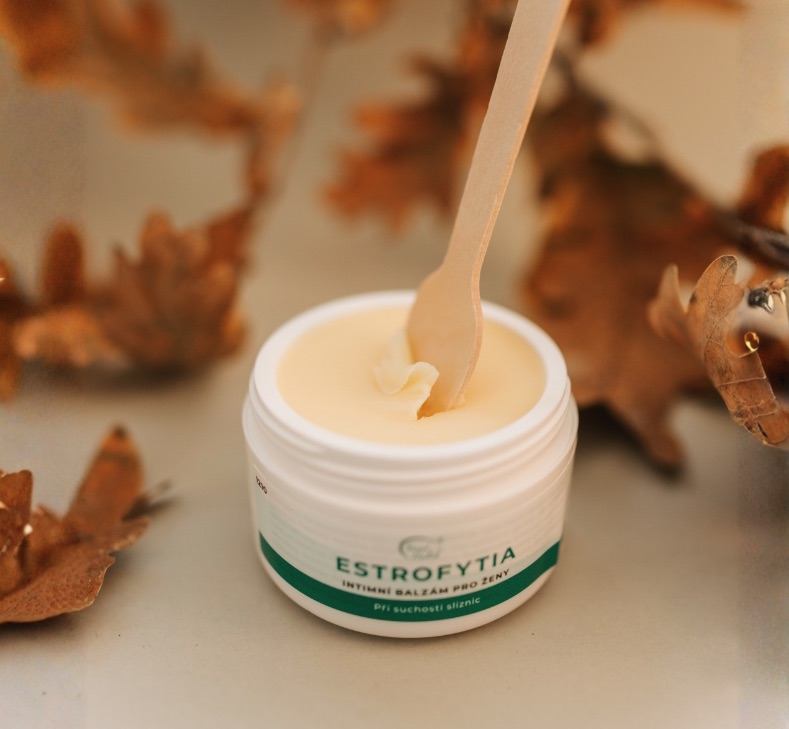 Produkt Estrofytia v otevřeném balení, uvnitř kterého je položena dřevěná lžička.