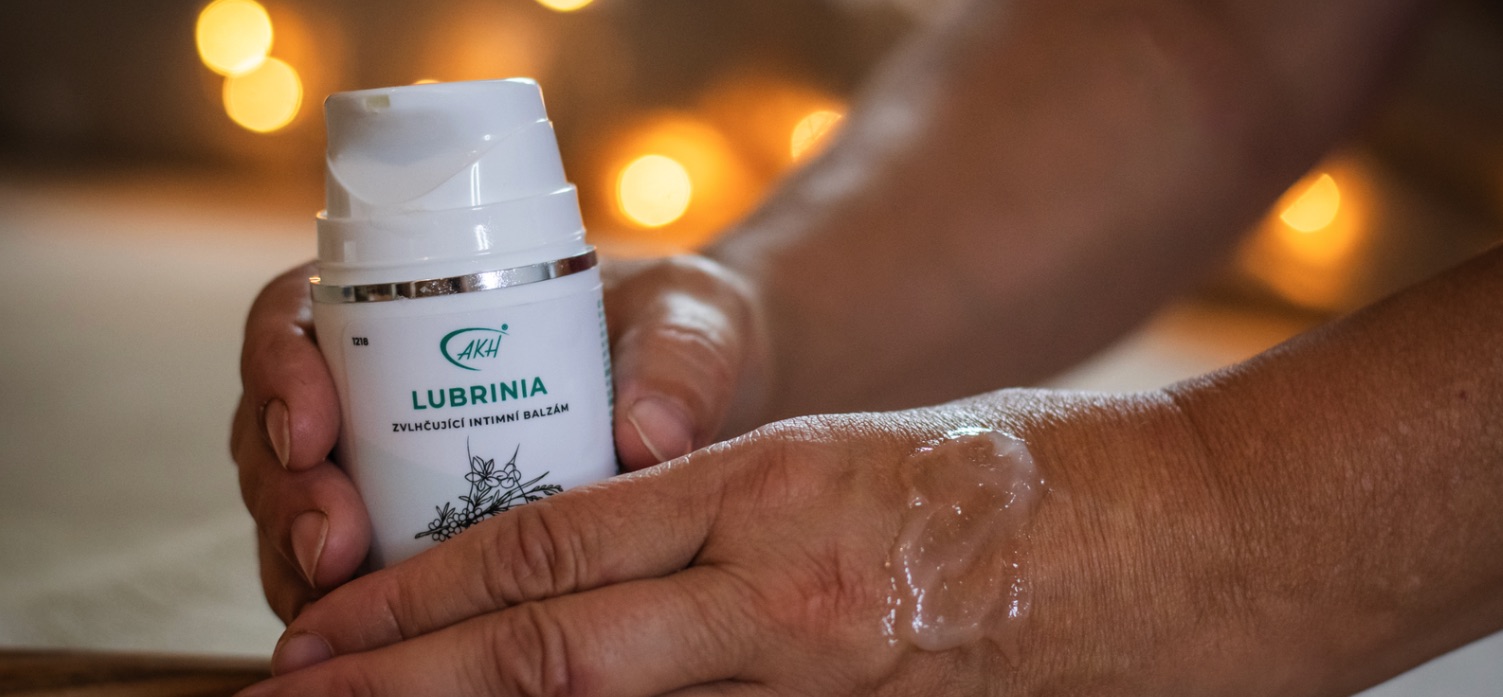 Ruce držící produkt Lubrinia.