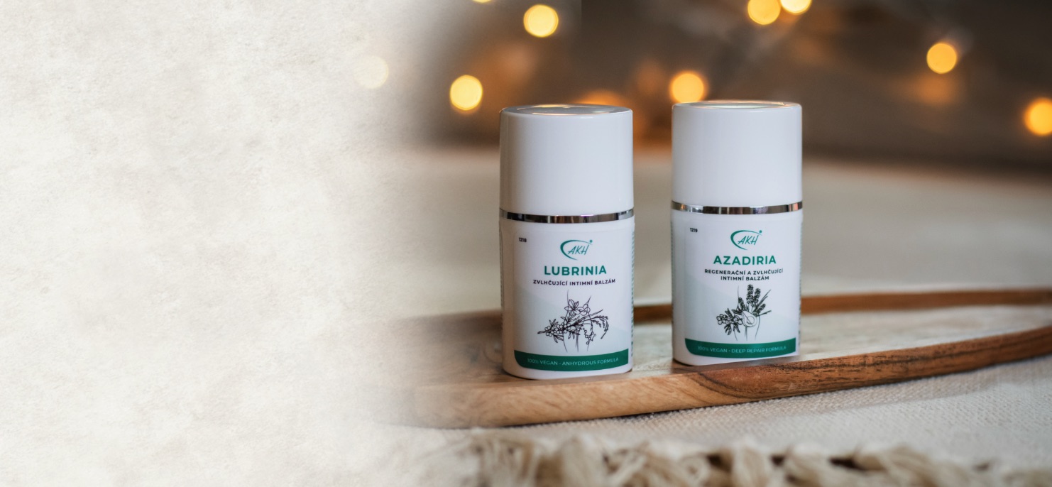 Produkt Lubrinia a Azadiria stojící na dřevěném tácu.