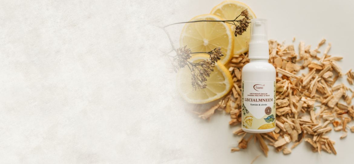 Lecitinová emulze pro péči o ruce LECIALMNEEM polužená vedle citronu.