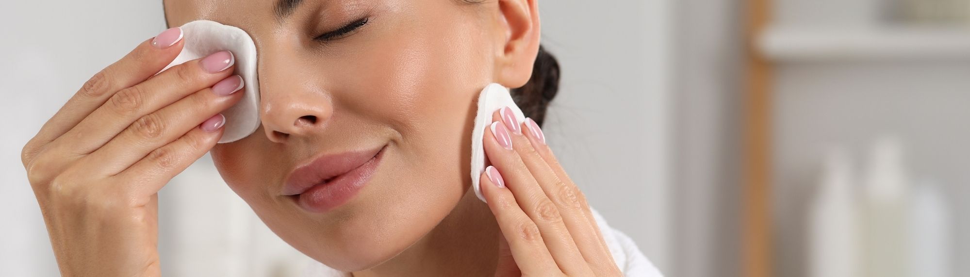 Žena odličující si make-up.