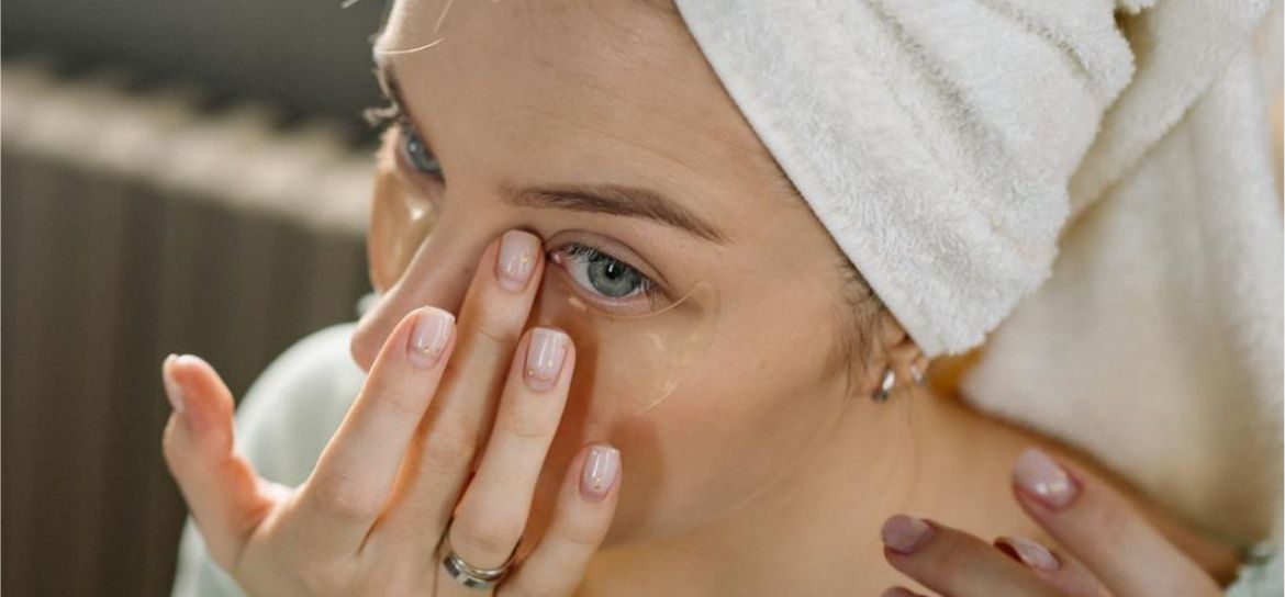 Žena, která si maže krém na obličej.