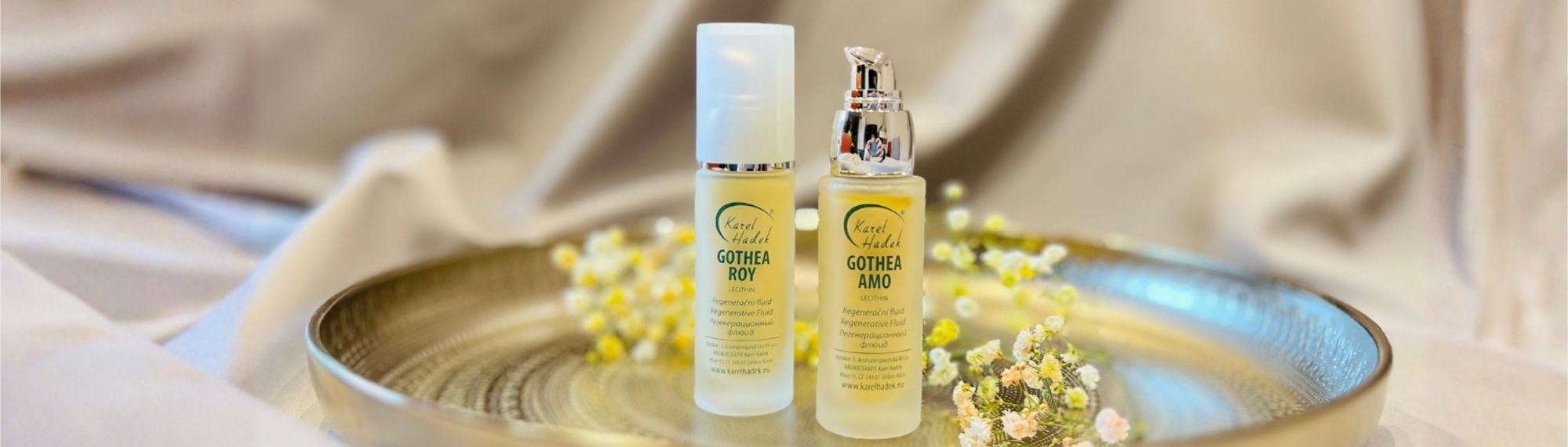 Produkt GOTHEA ROY a GOTHEA AMO položené na zlatém táce s květimami. 