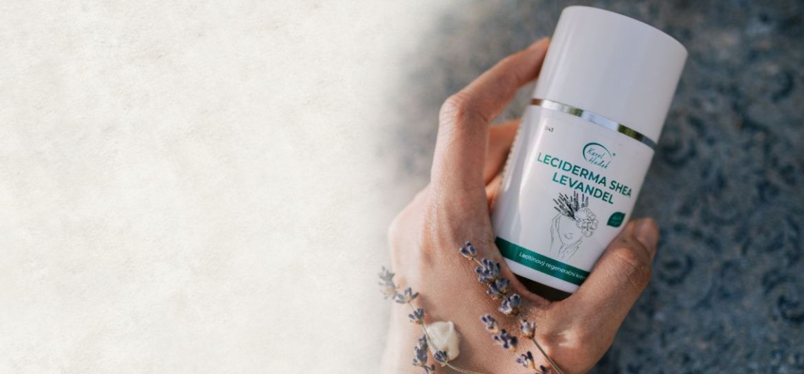 Ruce držící Anti-age krém LECIDERMA SHEA LAVENDEL.