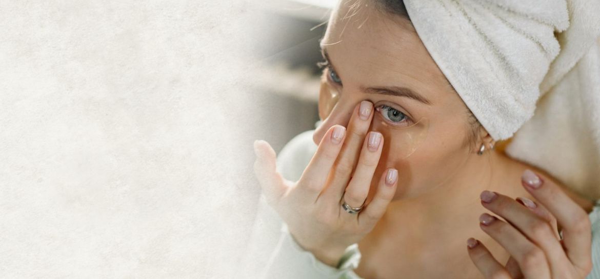 Pleťové tonikum YLANGOVÉ ležící na zeleném listu.