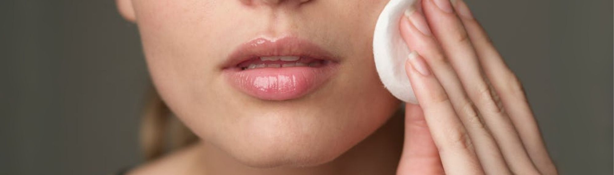 Žena čístící si pleť.