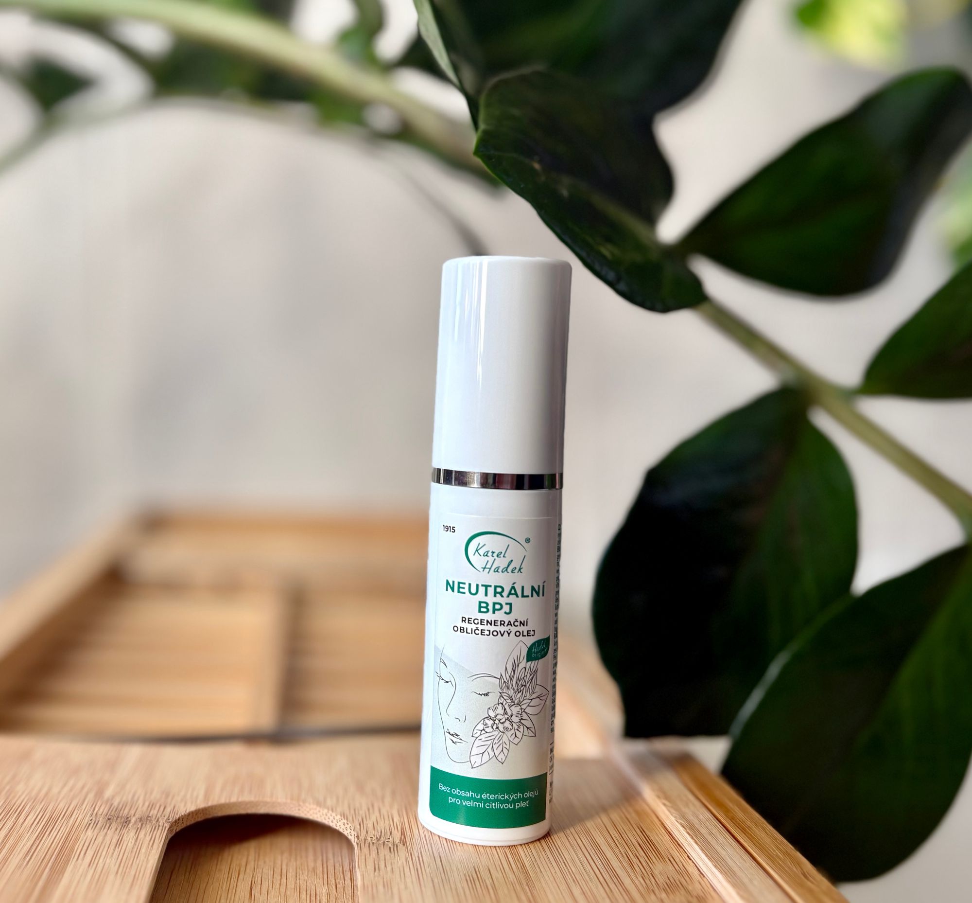Obličejový olej NEUTRÁLNÍ BPJ stojící na dřevěném prkénku. 