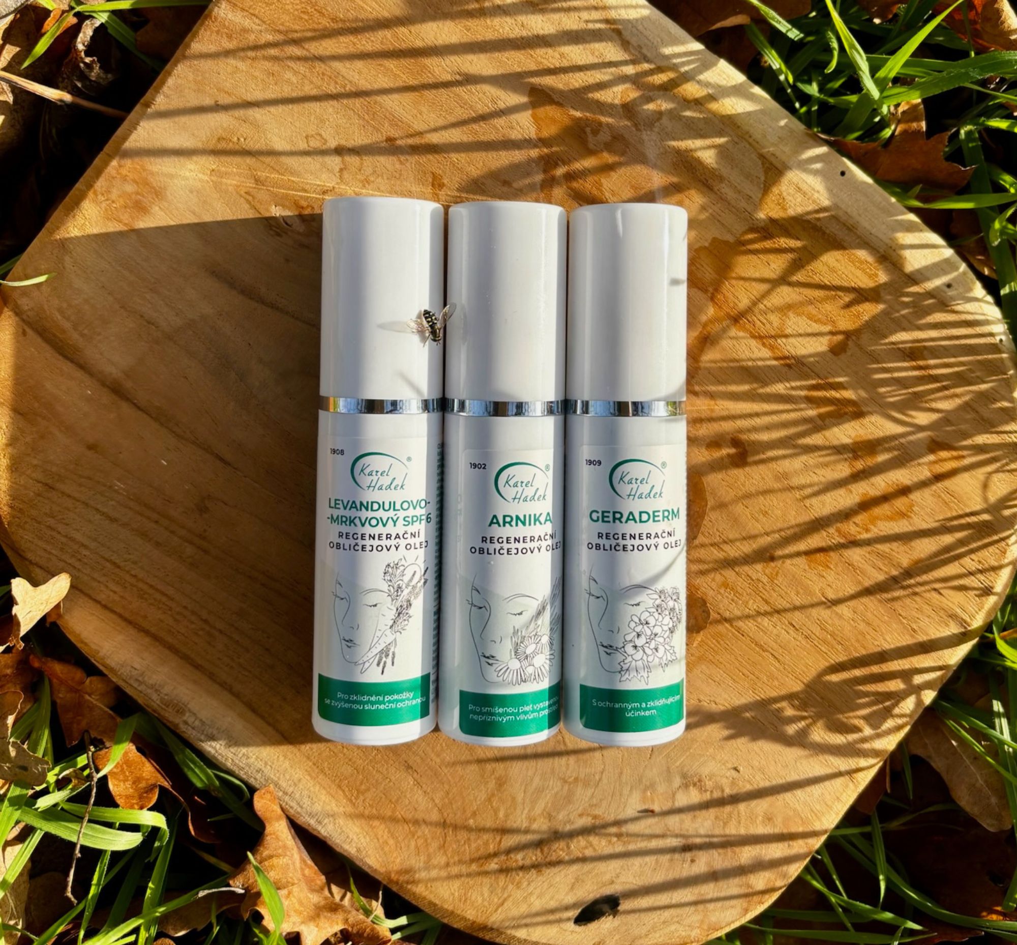 Lipo séra ležící na dřevěném prkénku.