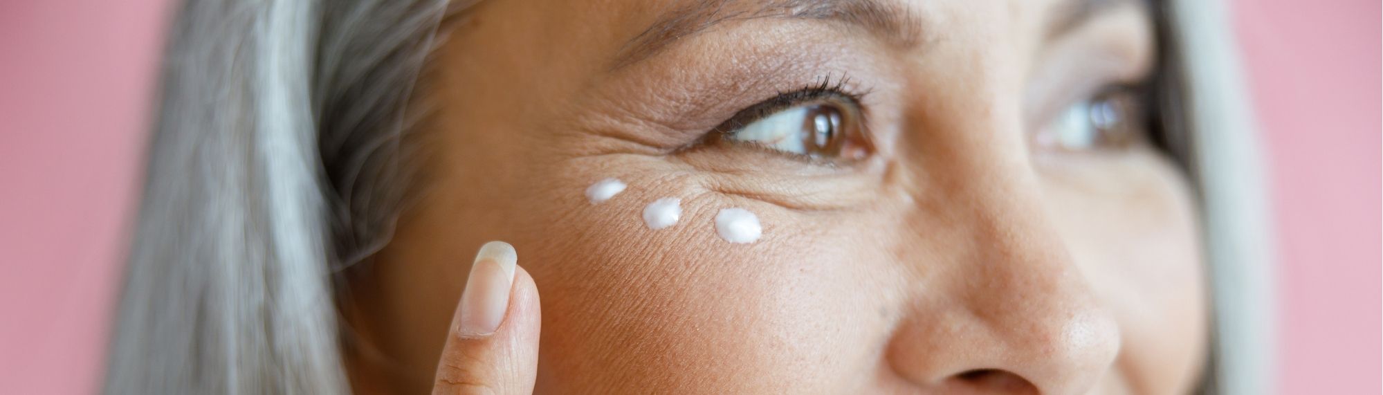 Žena, která si maže krém na obličej.