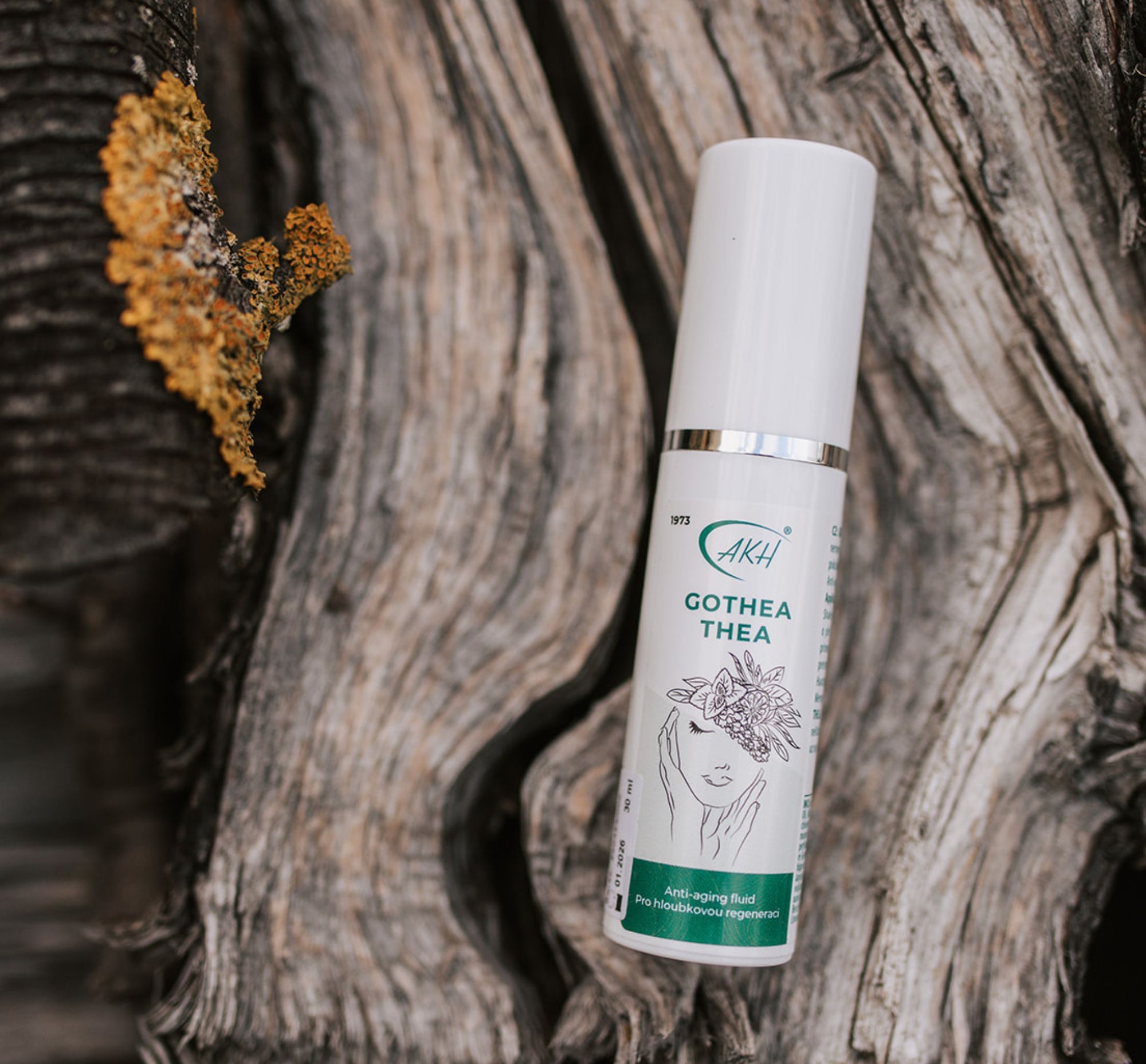 Krém na obličej Gothea Thea položený na dřevěné kůře.