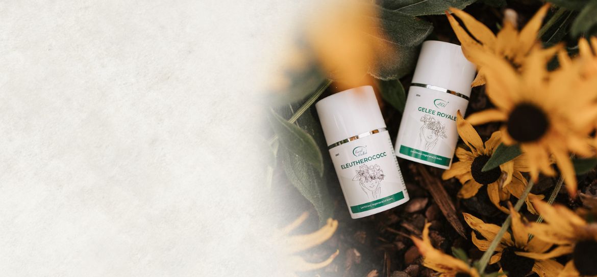 Krém s mateří kašičkou GELEE ROYALE a Aktivující krém ELEUTHEROCOCC položené na žlutých květinách.