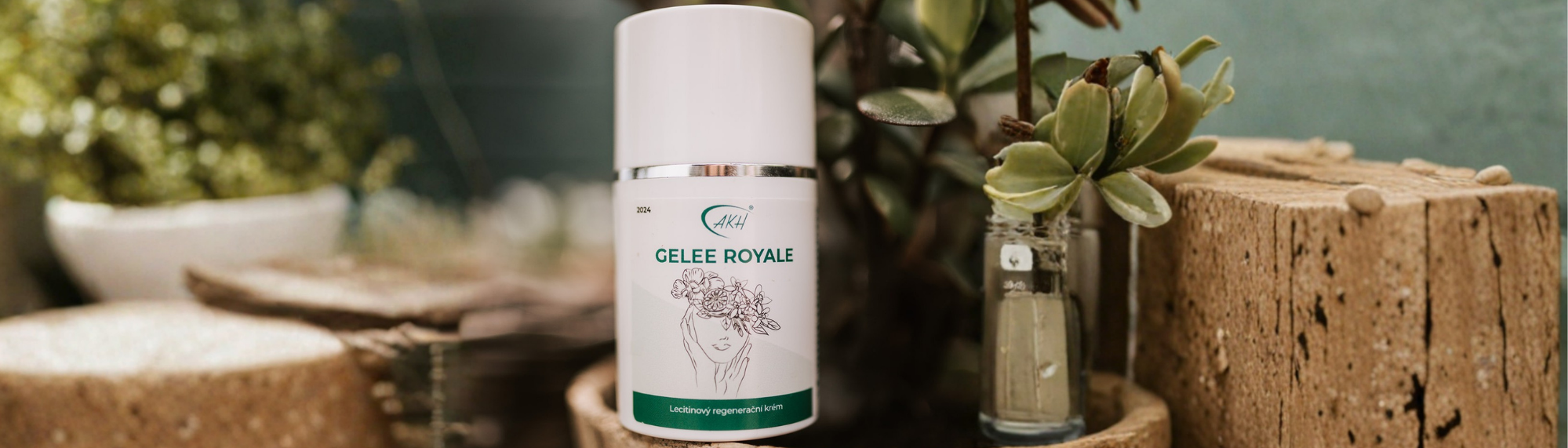 Produkty gelee royale položený v zelených květinách.