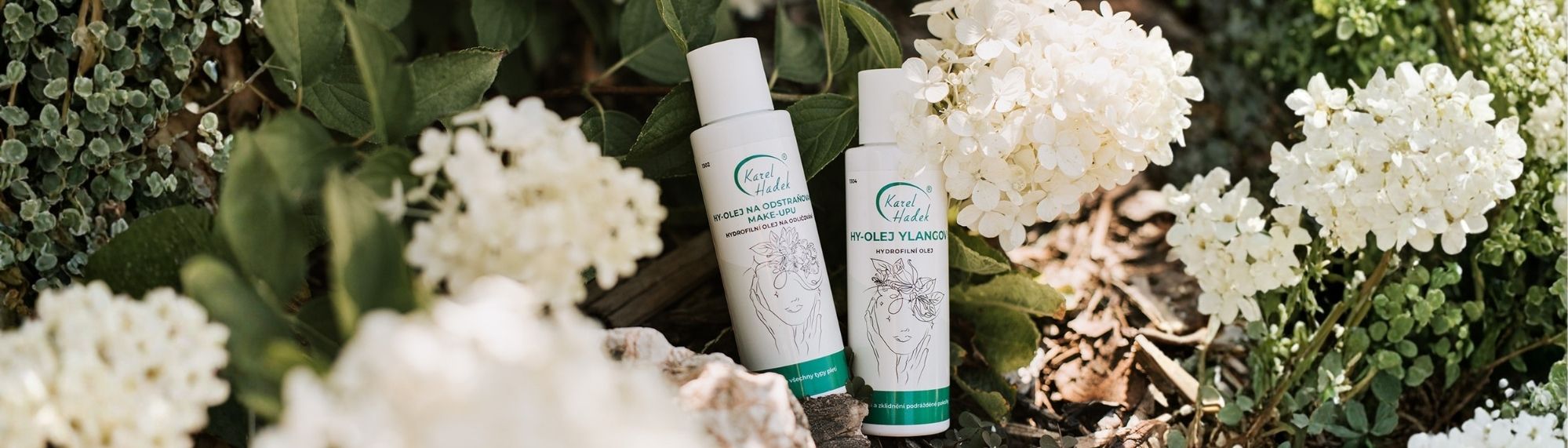 Produkty na odlíčení obličeje položené v býlích květinách.