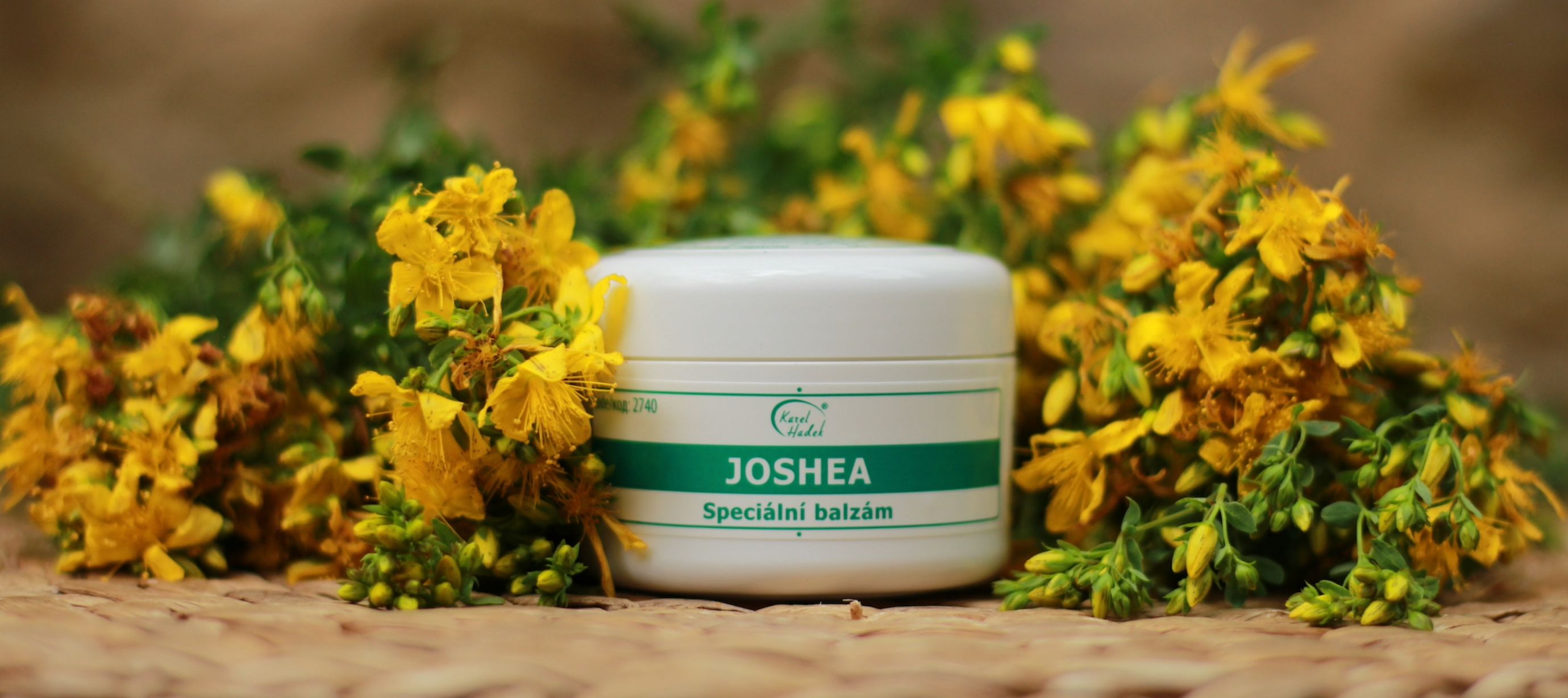 Krém Joshea od AKH cosmetics a květy třezalky tečkované