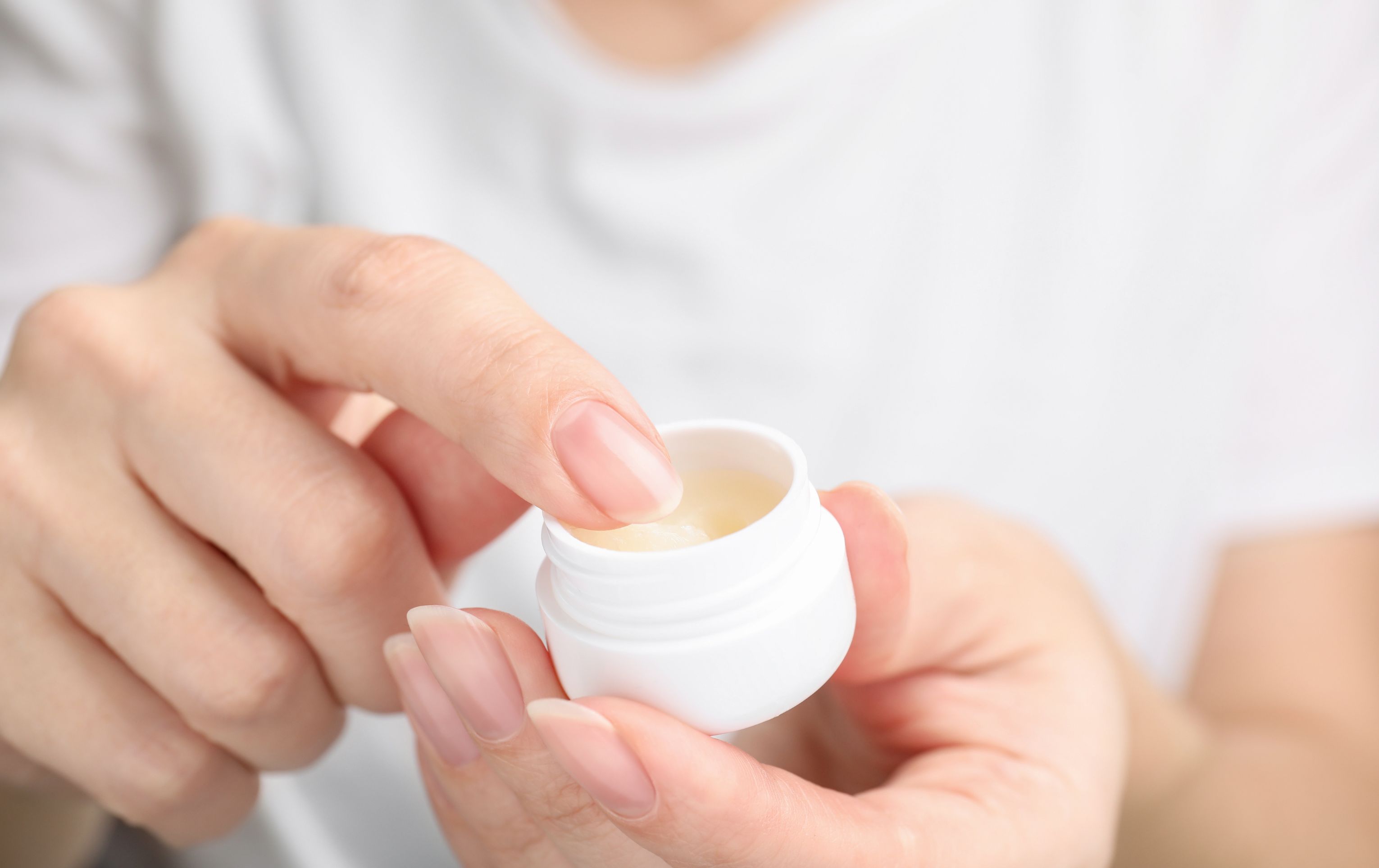 Pozor na nosné médium v aromaterapeutické kosmetice: Proč chemie a vazelína blokují účinek?